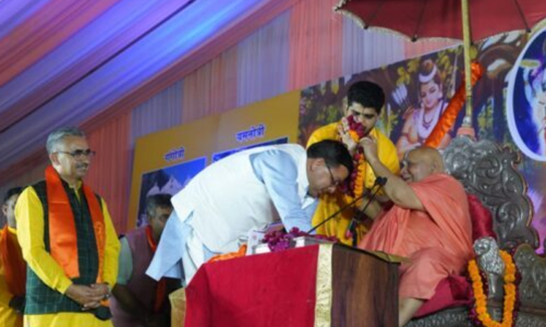 मुख्यमंत्री पुष्कर सिंह धामी ने श्री राम कथा व्यास पद्म विभूषण जगत गुरु स्वामी रामभद्राचार्य का अभिनन्दन कर किया आशीर्वाद प्राप्त