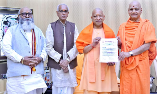 श्रीरामजन्मभूमि तीर्थ क्षेत्र ट्रस्ट के पदाधिकारियों ने सीएम योगी को दिया निमंत्रण