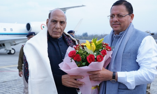 मुख्यमंत्री धामी ने केंद्रीय रक्षा मंत्री राजनाथ सिंह का जौलीग्रांट एयरपोर्ट पर स्वागत किया