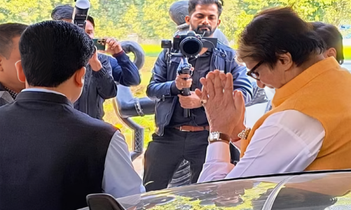 सदी के महानायक अमिताभ बच्चन शुक्रवार को अयोध्या पहुँचे