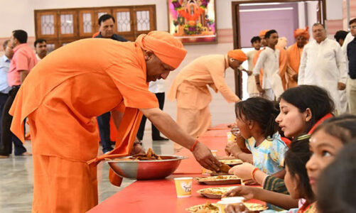 गोरखनाथ मंदिर में सीएम योगी ने कन्याओं के धोए पैर, कराया भोजन