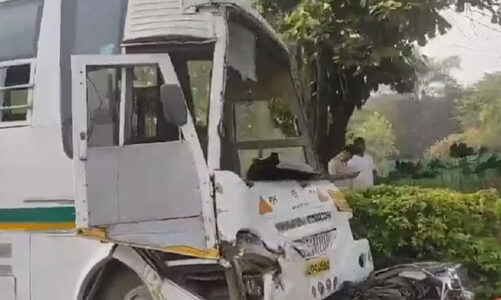 स्कूल बस ने स्कूटी और ऑटो-रिक्शा को मारी टक्कर, एक व्यक्ति की मौत, तीन बच्चे सहित पांच घायल