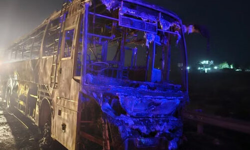 एक्सप्रेसवे पर श्रद्धालुओं से भरी चलती बस में लगी आग, आठ लोग जिंदा जले