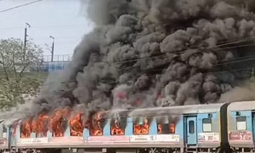दिल्ली से झांसी जा रही ट्रेन में लगी आग