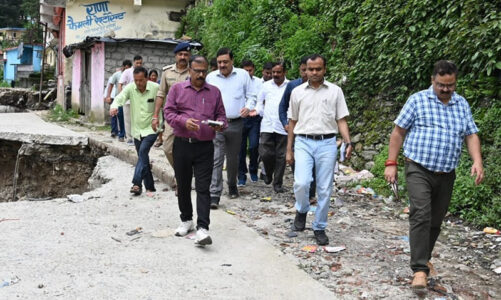 गढ़वाल आयुक्त विनय शंकर पाण्डेय ने आपदाग्रस्त तिनगढ़ गांव एवं बूढ़ाकेदार क्षेत्र का स्थलीय निरीक्षण कर स्थिति का जायजा लिया