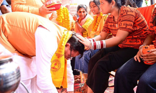 मुख्यमंत्री धामी ने कांवड़ियों के चरण धोकर सभी शिवभक्तों का स्वागत किया