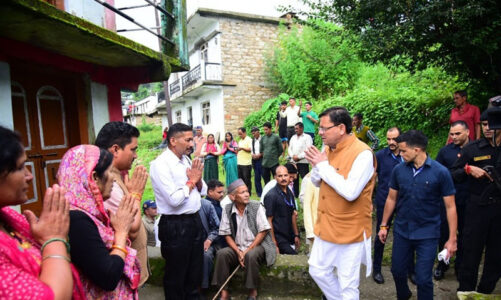 मुख्यमंत्री धामी ने शहीद हवलदार बसुदेव सिंह के पैतृक आवास पहुँचकर उनके परिजनों से मिलकर शोक संवेदना व्यक्त की