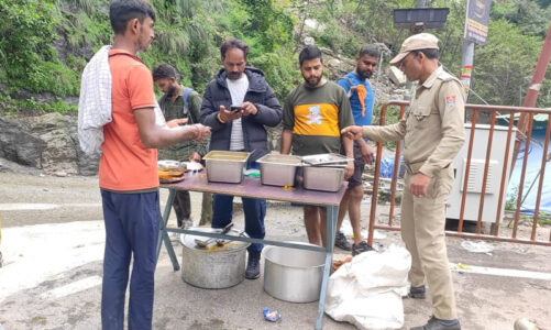 फंसे तीर्थयात्रियों को सुरक्षित रेस्क्यू करने एवं भोजन उपलब्ध कराने के लिए लगातार कार्य जारी है