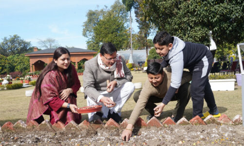 मुख्यमंत्री किया ट्यूलिप बल्ब का रोपण