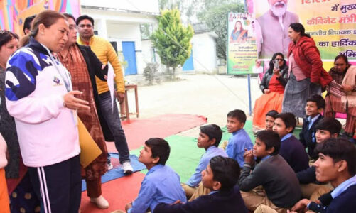 कैबिनेट मंत्री ने किया स्थानीय लोगों और युवाओं से संवाद