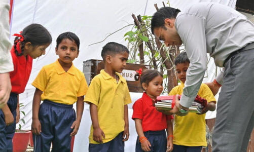 जिला प्रशासन की टीम ने कूड़ा बिनते बच्चे को किया रेस्क्यू