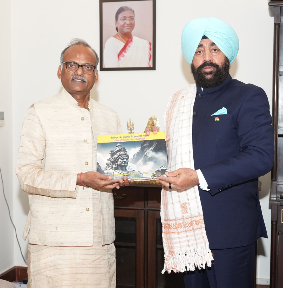 राज्यपाल को भेट की ‘वन यूनिवर्सिटी-वन रिसर्च’ के अंतर्गत किए गए शोध कार्य की पुस्तक