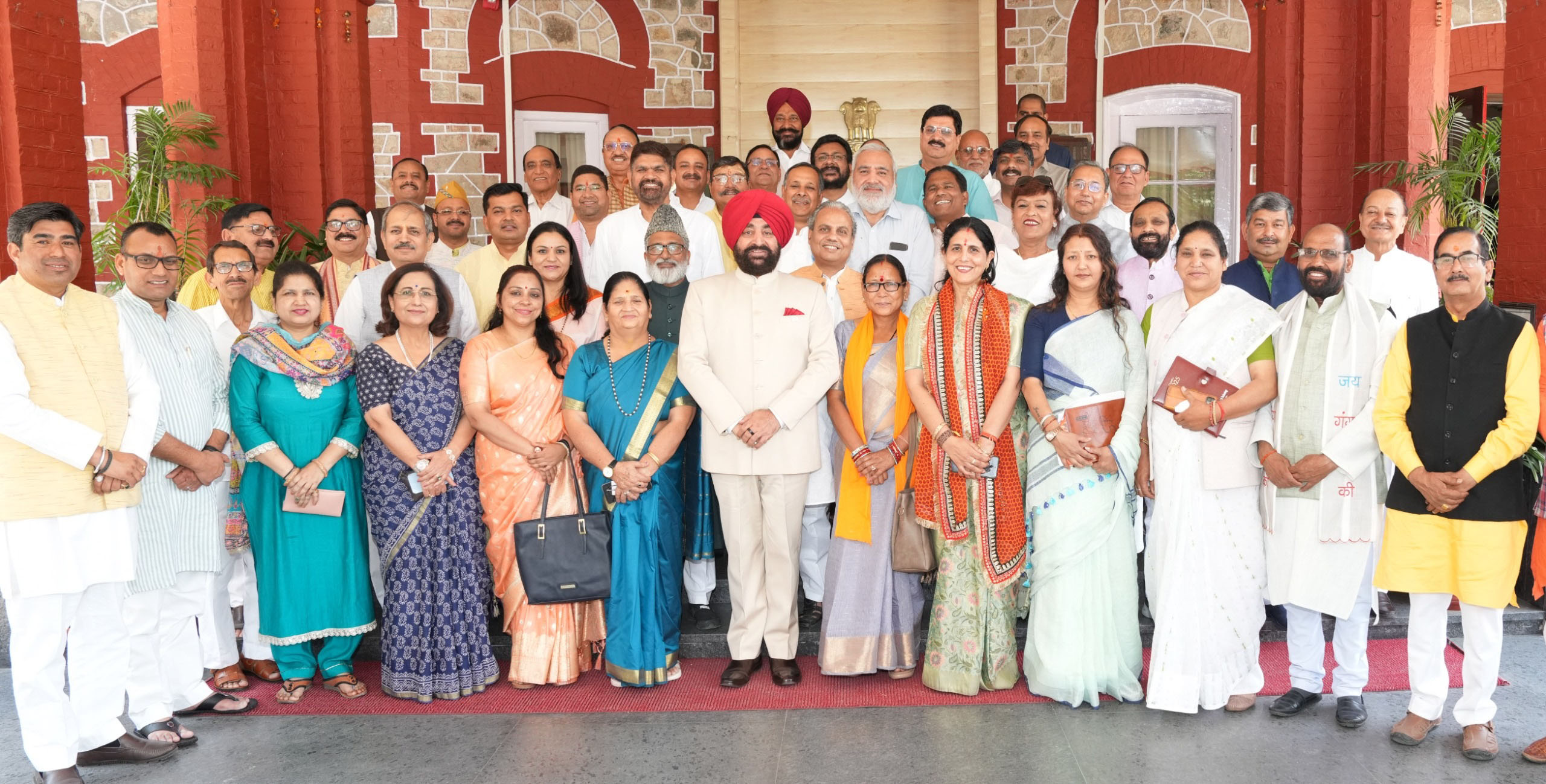 नियुक्त दायित्वधारियों ने की राज्यपाल से मुलाकात