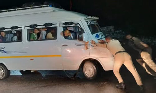 वाहन खराब : रास्ते में फंसे यात्रियों को लिए संकटमोचक बनी पुलिस
