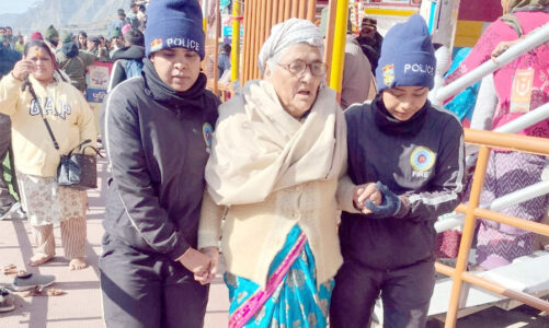 श्रद्धालुओं के साथ कदम से कदम मिलाकर चल रहे पुलिसकर्मी