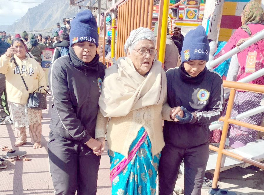 श्रद्धालुओं के साथ कदम से कदम मिलाकर चल रहे पुलिसकर्मी