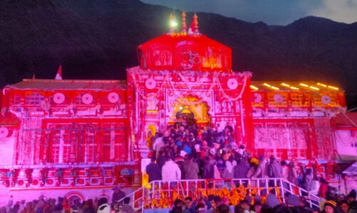 श्री बद्रीनाथ मन्दिर में शीश नवा रहे लाखों श्रद्धालु