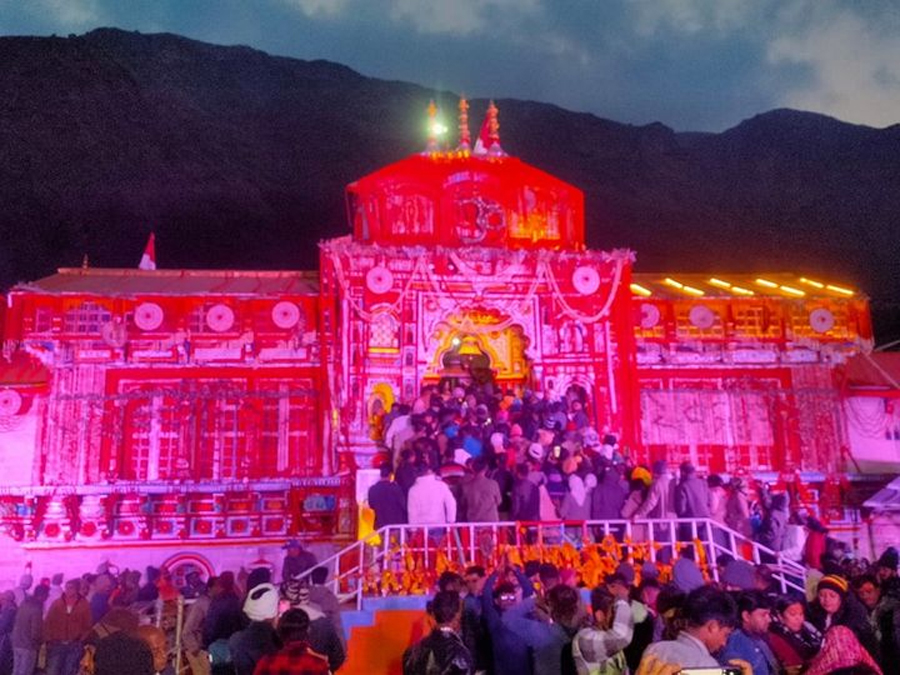 श्री बद्रीनाथ मन्दिर में शीश नवा रहे लाखों श्रद्धालु