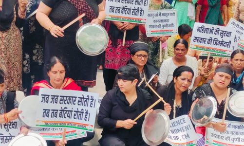 मुख्यमंत्री आवास के बाहर सरकार का पुतला दहन