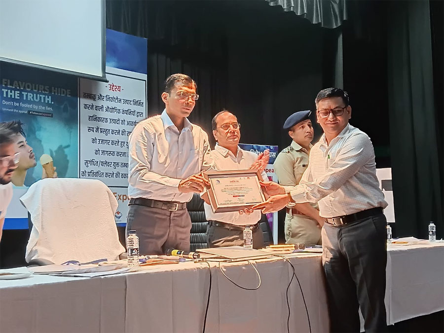 डीएम का फील्ड वकर्स आशाओं से लगातार चौथा संवाद पिंक ड्रेस ही है अब हेल्थ सिस्टम की पहचानः डीएम