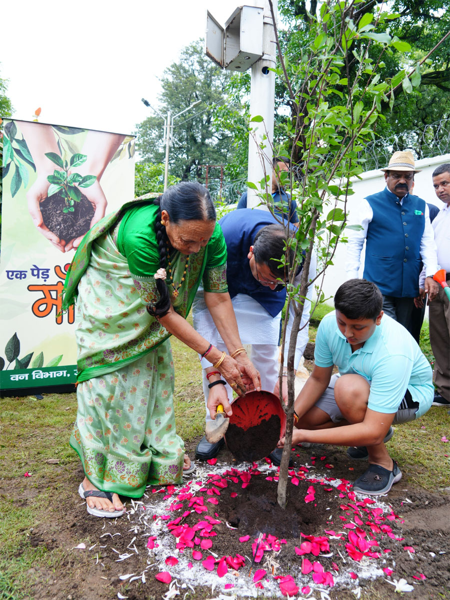 मुख्यमंत्री ने किया अपनी माता के साथ पौधारोपण
