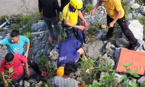 जिला प्रशासन की टीम ने कूड़ा बिनते दो बच्चों को किया रेस्क्यू