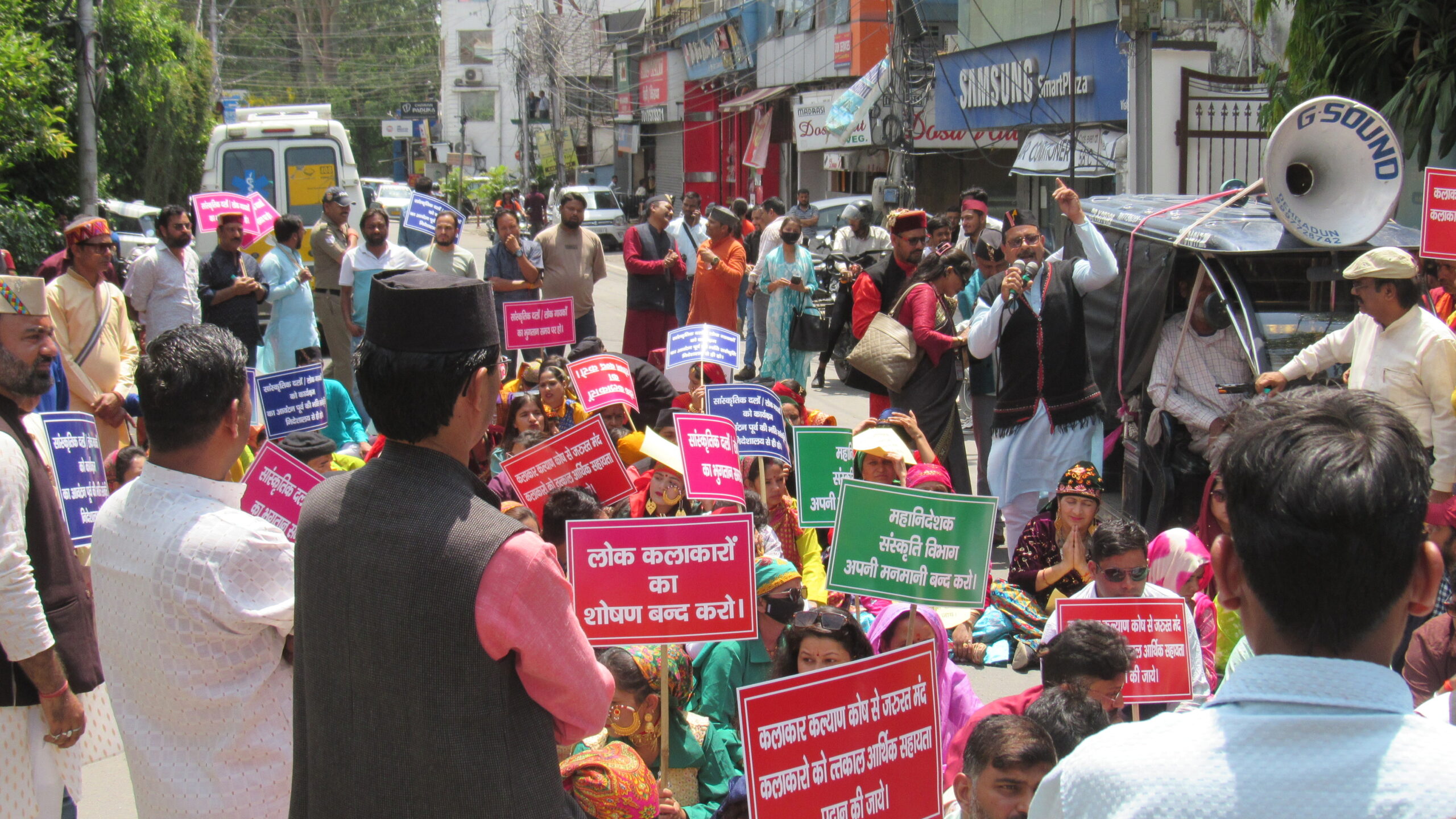 लोक कलाकारों ने किया संस्कृति मंत्री सतपाल महाराज के खिलाफ विरोध प्रदर्शन