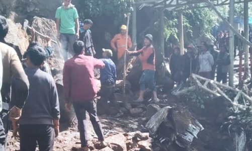 छोड़ी गधेरे नामक स्थान पर आये भारी मात्रा में बोल्डर, यात्रियों का आवागमन रोका