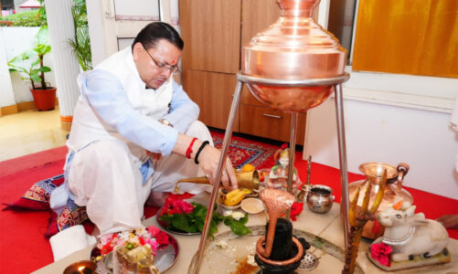सीएम ने किया विधि-विधान के साथ देवाधिदेव महादेव का अभिषेक