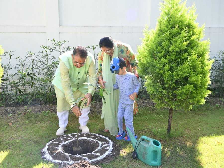 कृषि मंत्री ने किया वृक्षारोपण