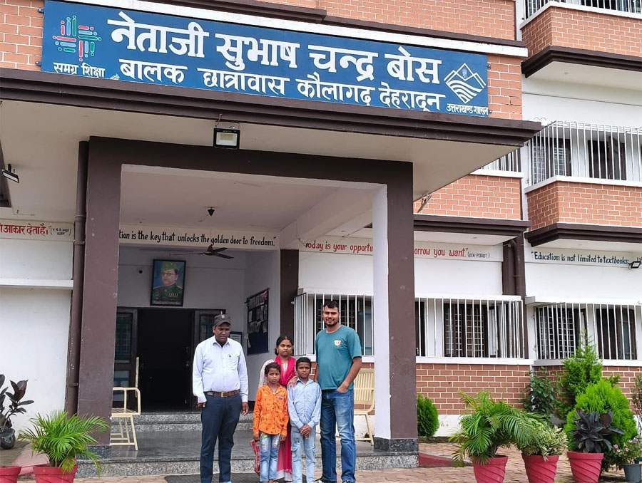 आज फिर एक लाचार परिवार की लग गई नैया पार 3 बच्चों का छात्रवास में दाखिला