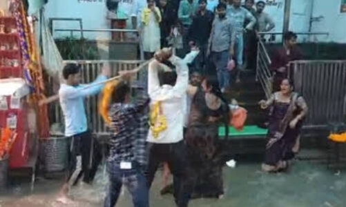 खाटू श्याम मंदिर में दुकानदारों ने श्रद्धालुओं पर बरसाईं लाठियां
