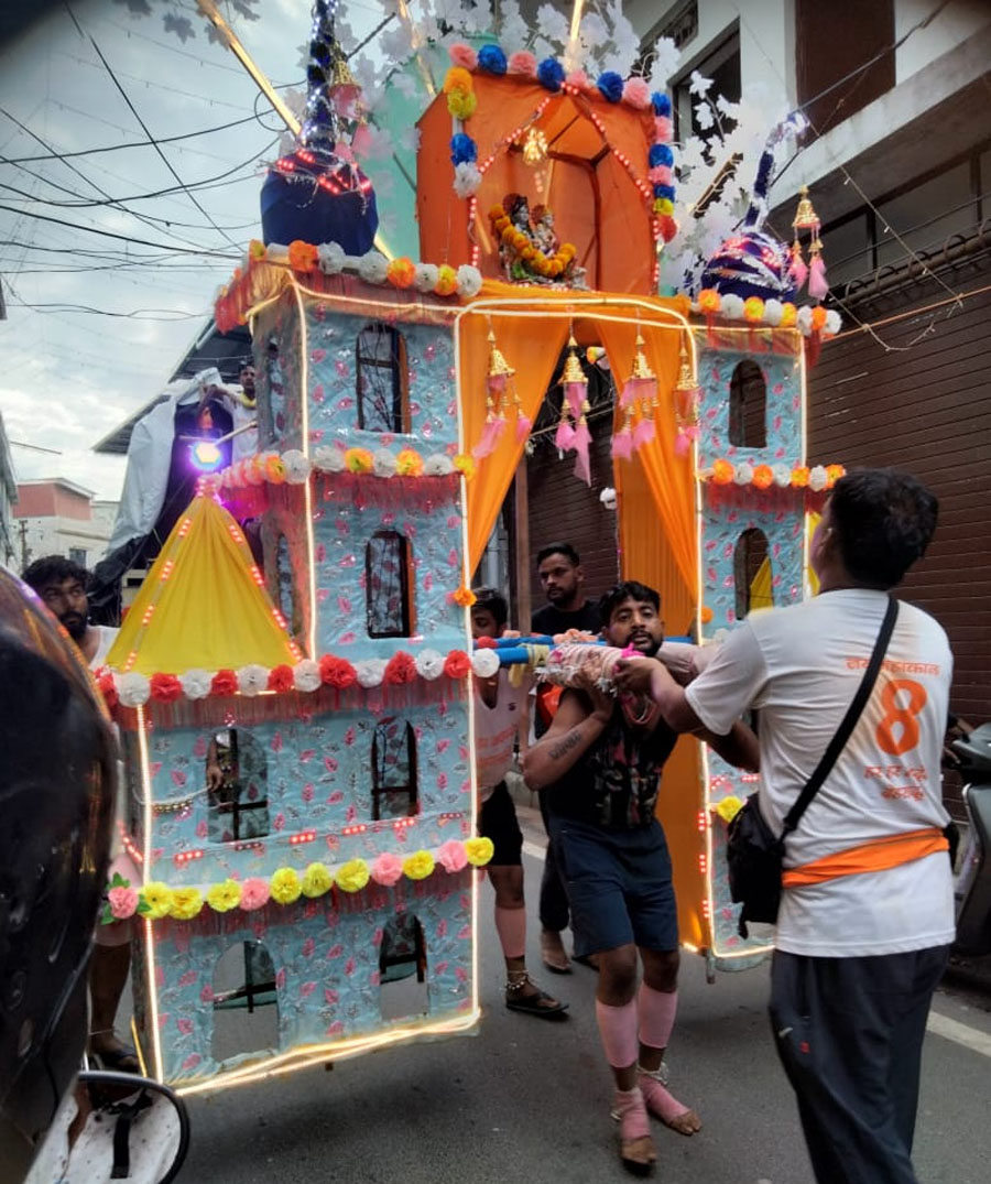 अभिषेक के लिए उमड़ी शिवभक्तों की भीड़