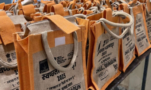 स्वच्छता पखवाड़ा : स्कूली वाहन चालकों को वितरित किये स्टील कटलरी सेट