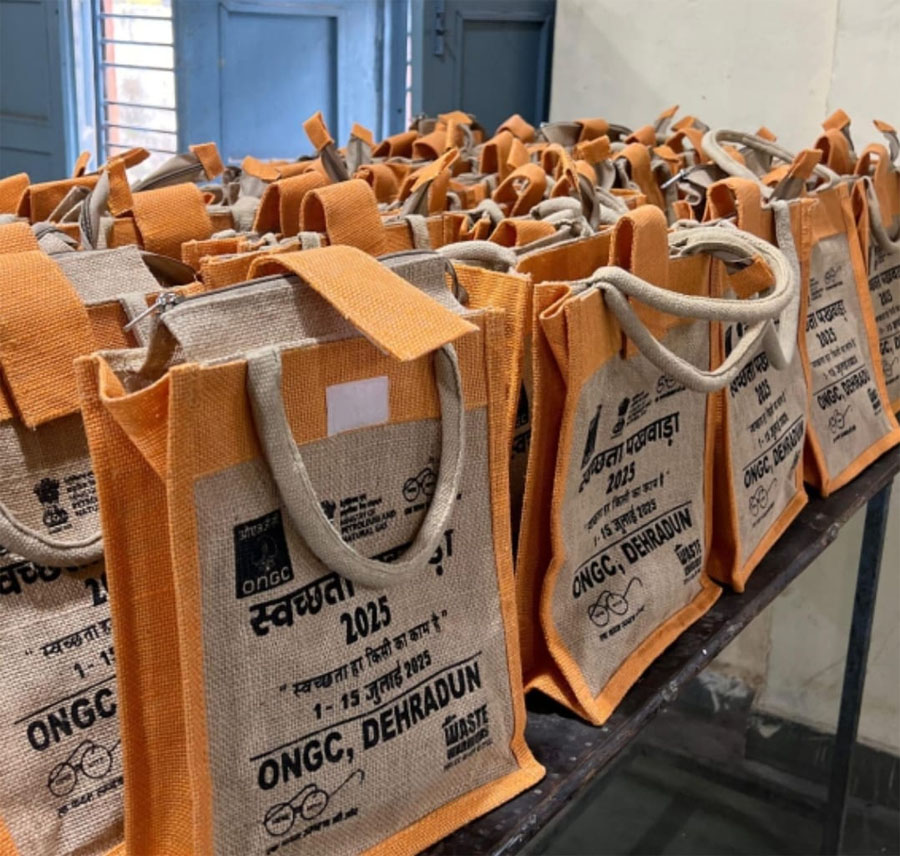 स्वच्छता पखवाड़ा : स्कूली वाहन चालकों को वितरित किये स्टील कटलरी सेट