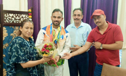 पावर लिफ्टर शशांक तड़ियाल ने की कैबिनेट मंत्री से मुलाकात