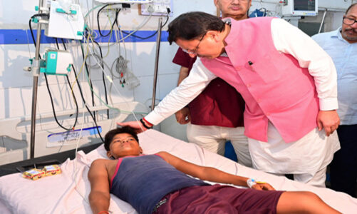 मुख्यमंत्री धामी ने हादसे में घायल श्रद्धालुओं का जाना हाल, दिए उपचार के निर्देश