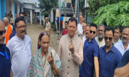 माता के साथ सीएम ने किया मतदान