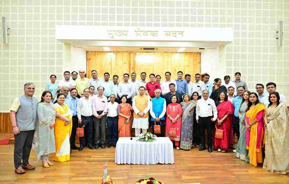 सीएम धामी ने राष्ट्रीय डॉक्टर्स डे के अवसर पर मुख्यमंत्री आवास में प्रदेशभर से आए चिकित्सकों को सम्मानित किया