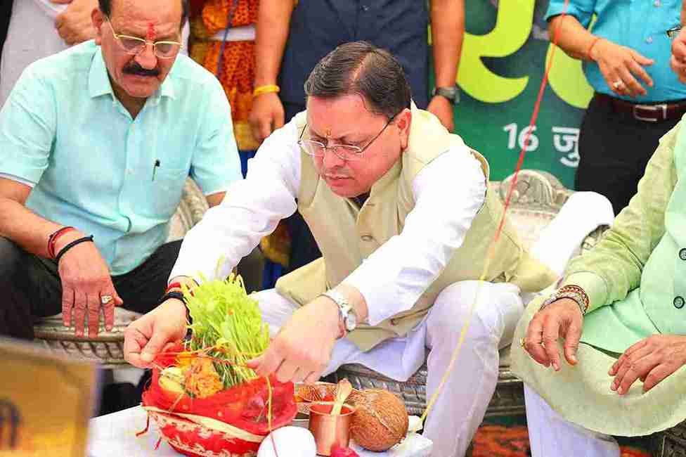हरेला पर्व पर राज्यव्यापी पौधारोपण कार्यक्रम में मुख्यमंत्री ने रोपा रुद्राक्ष का पौधा