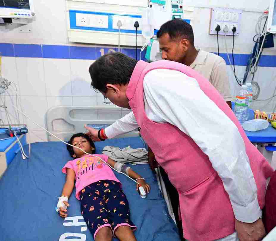 मनसा देवी हादसे के घायलों से मिले मुख्यमंत्री धामी, इलाज की व्यवस्था सुनिश्चित करने के दिए निर्देश