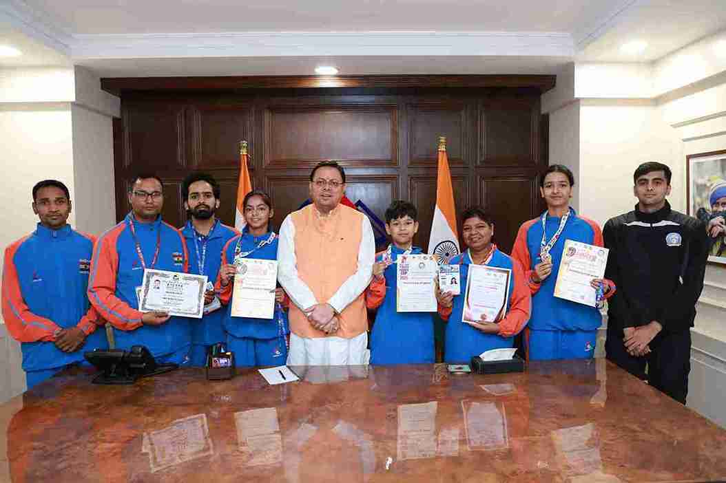 मुख्यमंत्री ने उत्तराखंड के कराटे चैंपियन्स को किया सम्मानित।