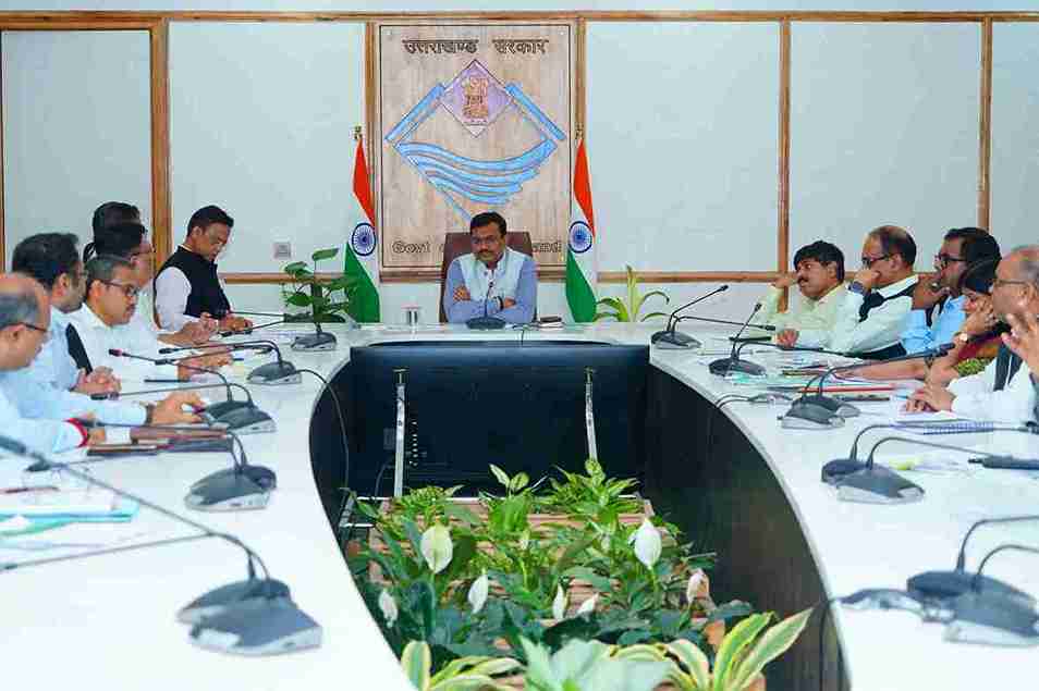 मुख्य सचिव आनंद बर्धन ने प्रकरण निस्तारण को लेकर डीएम और अफसरों के साथ वर्चुअल बैठक की