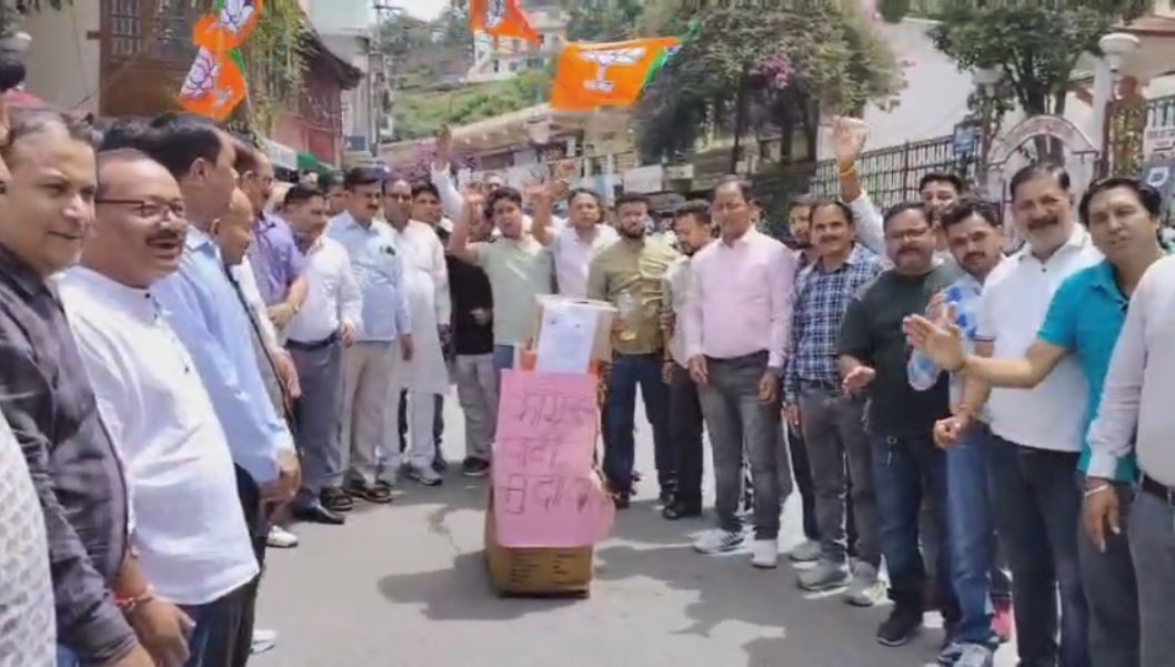 विधानसभा सत्र बाधित करने पर भड़की भाजपा, कांग्रेस का फूंका पुतला