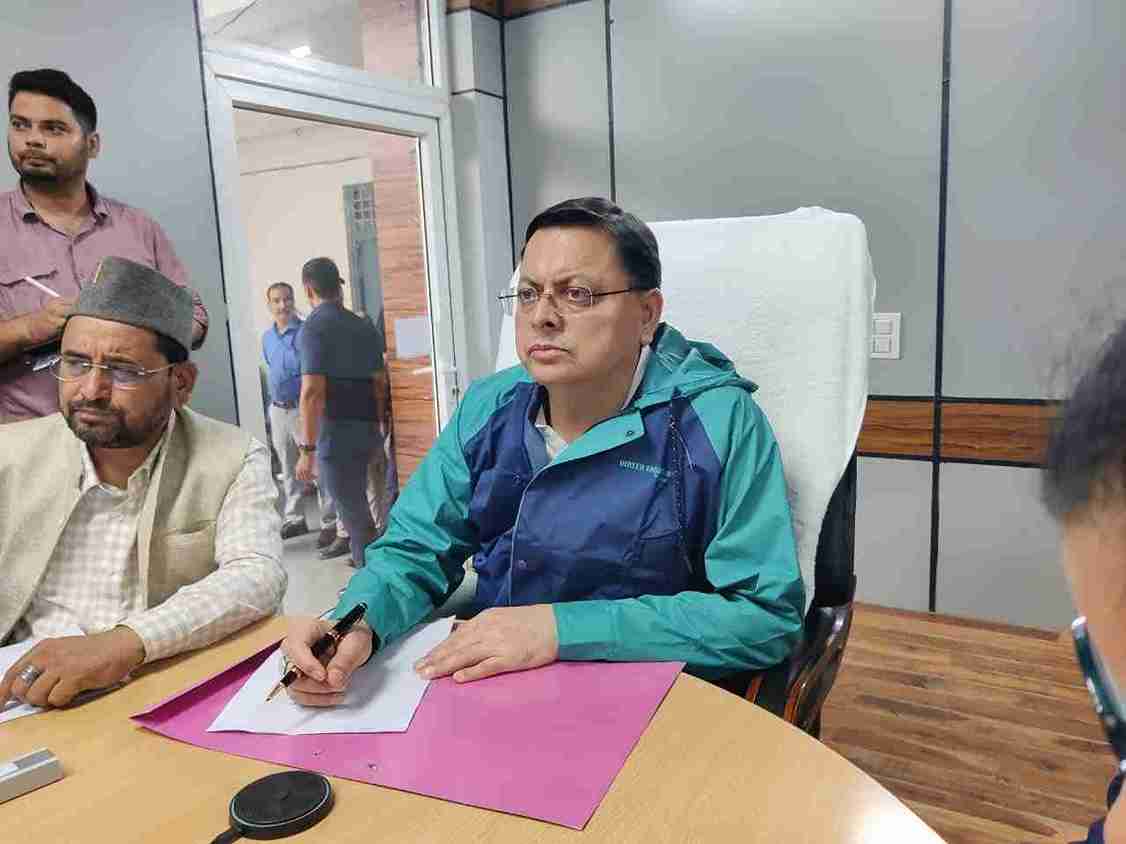 मुख्यमंत्री पुष्कर सिंह धामी द्वारा उत्तरकाशी आपदा नियंत्रण कक्ष से राहत एवं बचाव कार्यों की समीक्षा