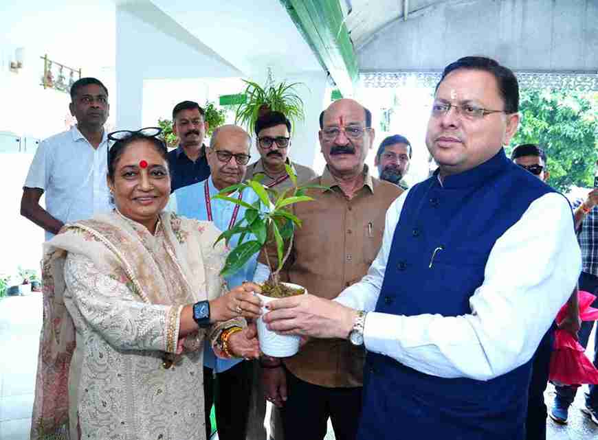 सीएम धामी ने विधानसभा अध्यक्ष ऋतु खंडूड़ी से की शिष्टाचार भेंट, सत्र की तैयारियों पर हुई चर्चा