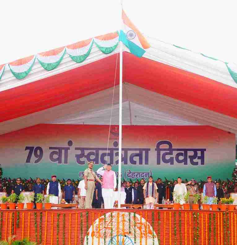 परेड ग्राउंड में सीएम धामी ने किया ध्वजारोहण, स्वतंत्रता सेनानियों के परिजनों को किया सम्मानित