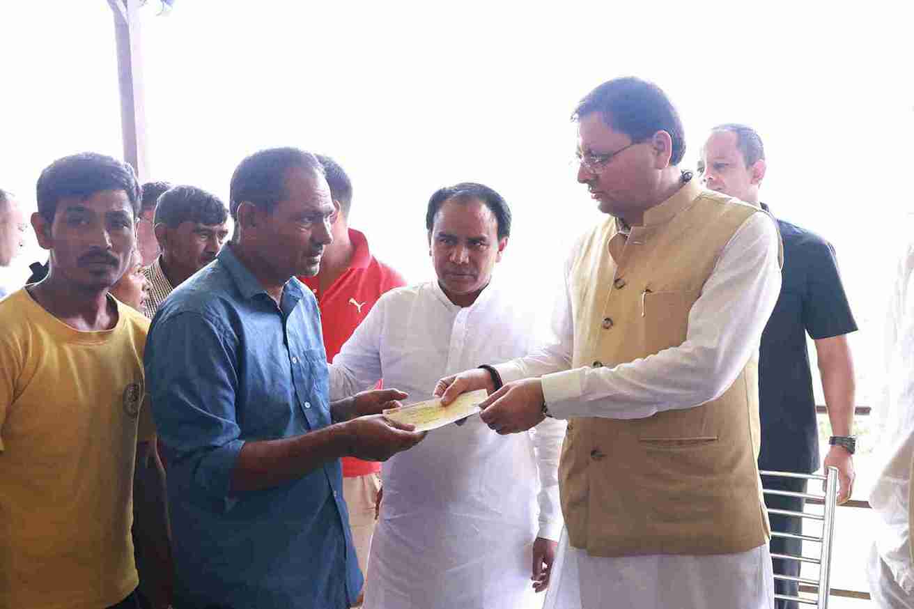 सैंजी में आपदा प्रभावित 15 परिवारों को सीएम धामी ने दी ₹1.30 लाख की आर्थिक सहायता