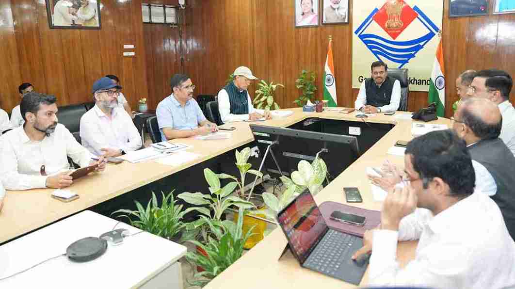 मुख्य सचिव आनंद बर्द्धन ने सचिवालय में आपदा प्रभावित क्षेत्रों के राहत कार्यों की समीक्षा की