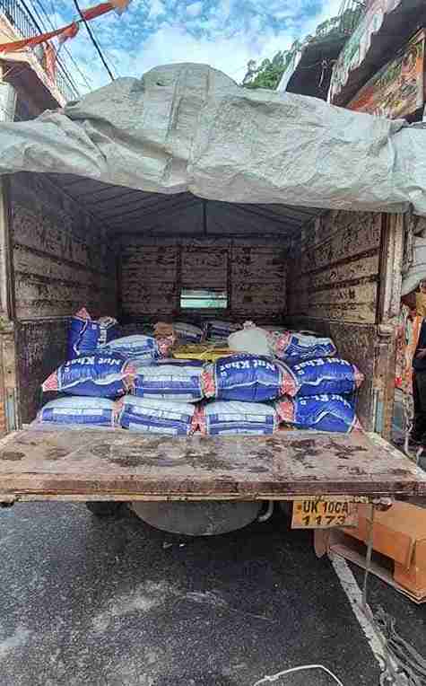 धराली-हर्षिल आपदा प्रभावितों को प्रशासन ने वितरित किए दैनिक जरूरत के सामान